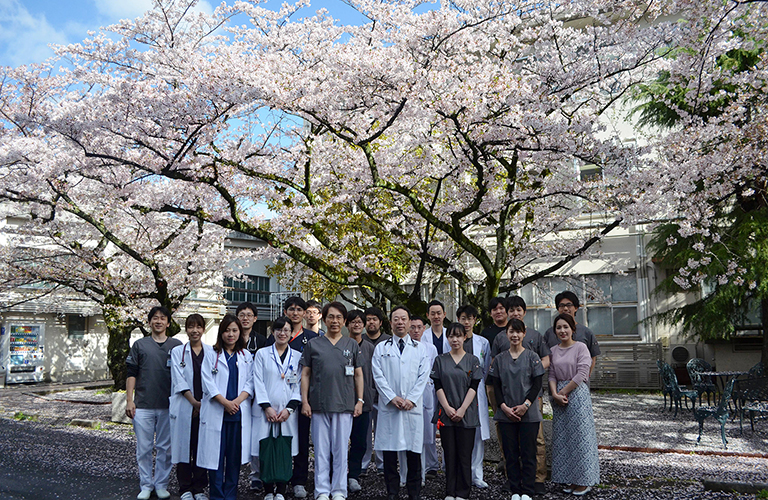 桜の下で集合写真